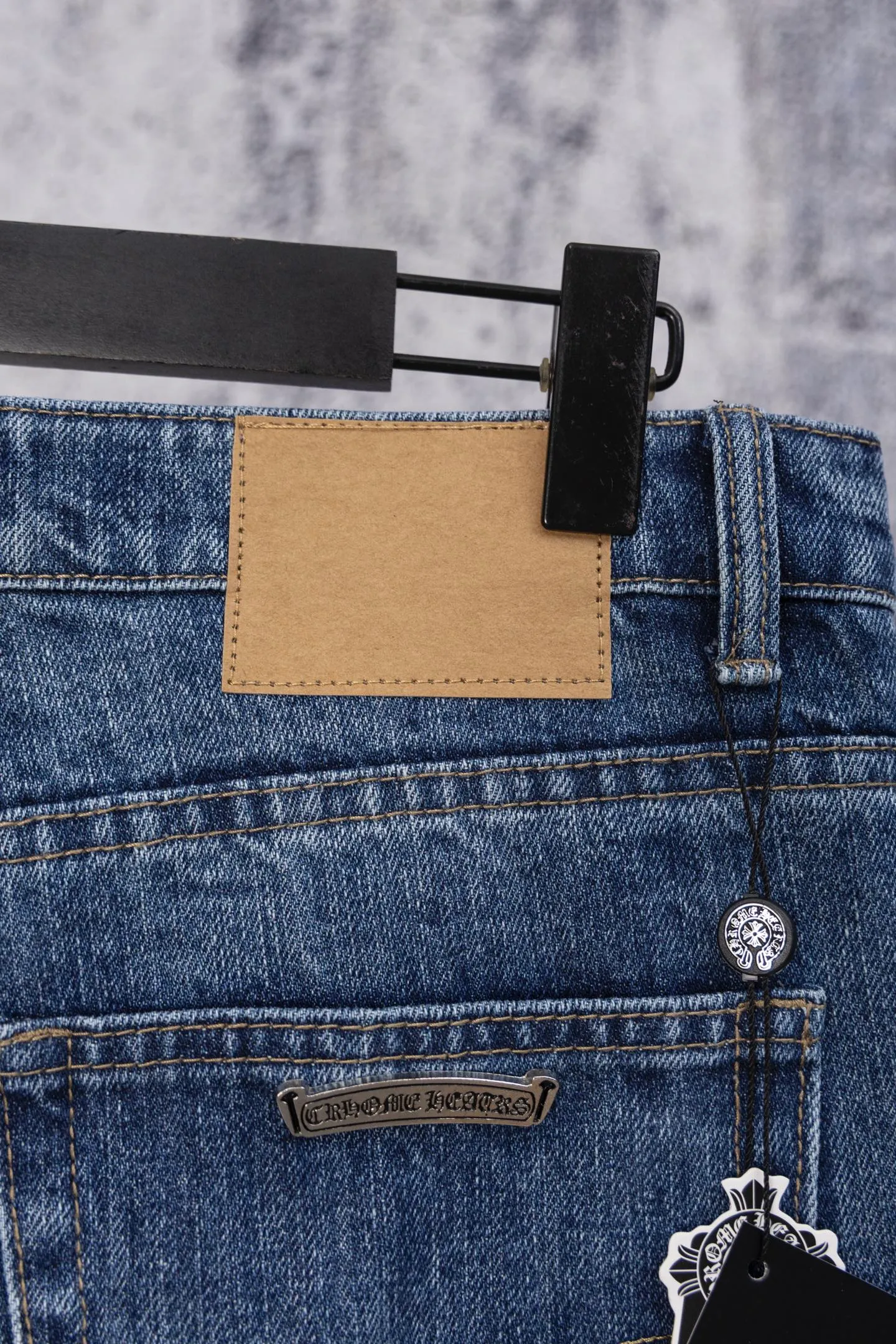 P260 CH Chromehearts limited edition black and white cross patch leather jeans, priced at 34W level, patchwork cross pattern embellishment, washed jeans! ! An absolutely high-end luxury product, a 1.9W-level god-level single product, a super popular product, made by top heavy industry, a magic weapon that cannot be missed! [About Zangyin] This is an extremely luxurious fashion brand that can also be called the aristocracy of the high street. It has always been an exclusive brand for some hipsters or rich second generations. Compared with ordinary high streets, it is more luxurious and noble. Compared with luxury brands, it is more fashionable and individual. It has always been a brand that I have a special liking for. [Top heavy industry fashion design] Consistently high-street luxury style. Speaking of this style, the Zangyin family and GU family are definitely the leading representative brands. Especially the Zangyin family has really achieved a state-of-the-art effect in creating high-street style. The unique washed material is used to create this style. The color system is already quite eye-catching. After it is decorated with patchwork cross flowers, it cleverly highlights the charm of the brand. Secondly, this style uses classic The high-waist cutting design highlights the long legs and fashionable temperament of the upper body. The brand is highly recognizable and the slim fit configuration is more suitable for daily wear. It is a product that interprets personality, fashion, and specifications at a glance. This single product is enough to make any fan excited. It can be a white T-shirt for a youthful college style, or a tight suspender for a royal style. It has strong matching ability and can be easily controlled by men.  [Materials and craftsmanship] Needless to say, this point goes without saying. As an excellent craftsman brand, Zangyin’s requirements for details and craftsmanship are really perfect. The washed color of this model has gone through so many processes, not to mention the embellishment of denim appliques. It is also purely hand-made and sewn. Just like what they believe in, only hand-made things have soul and have the meaning of wear. A top-notch heavy-duty fashionable denim item, I look forward to your perfect interpretation! !  Color: blue Size: 28-36